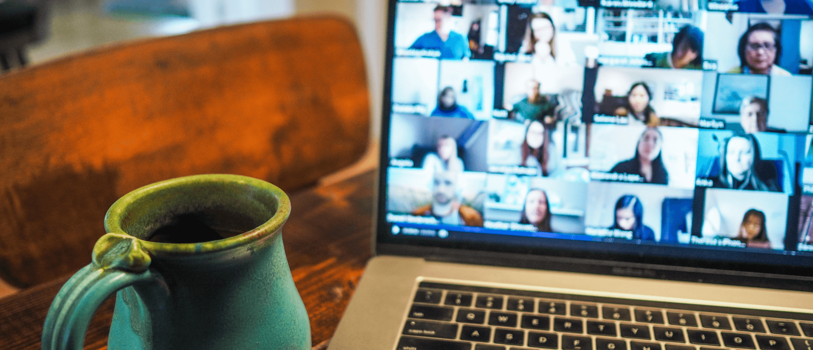 tasse à café devant un appel zoom sur l'ordinateur portable